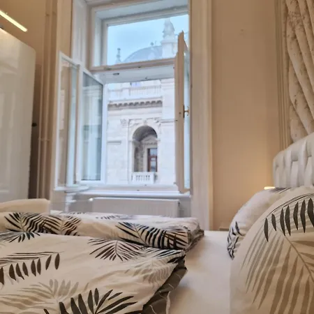 Апартаменты Opera View - Live In Luxury